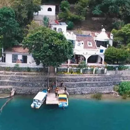 El Castillo En El Lago Atitlan